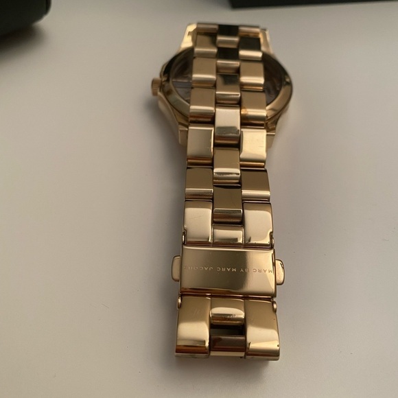 New in box Marc by Marc Jacobs gold link watch - Picture 5 of 10